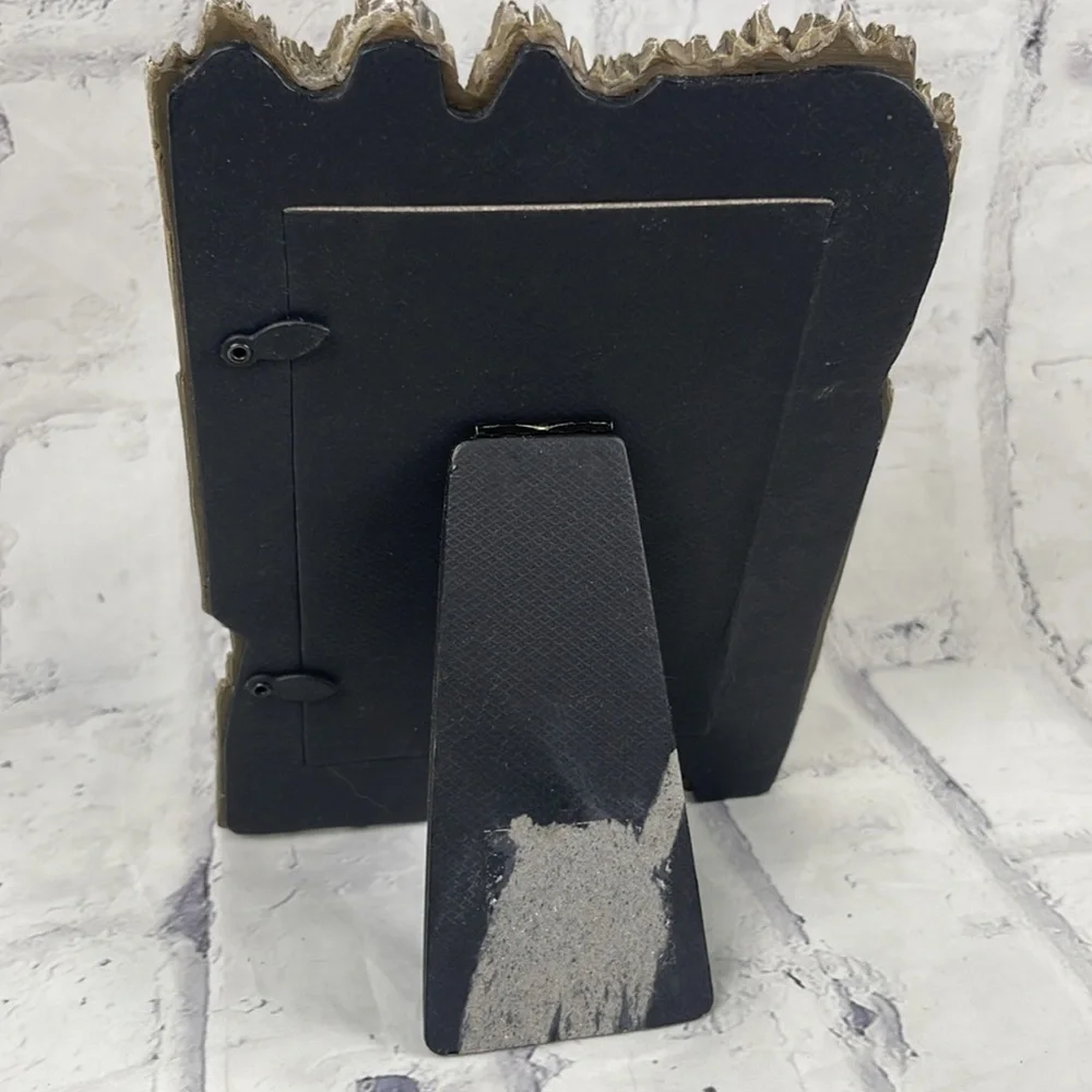 Rustic Horseshoe Picture Frame Barbed Wire Resin and Metal Back Stand Western